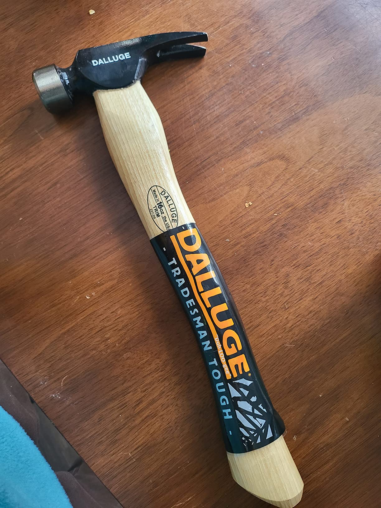 Dalluge 16 oz trim hammer with a black head and a Dalluge Tradesman Tough handle label on a wooden table